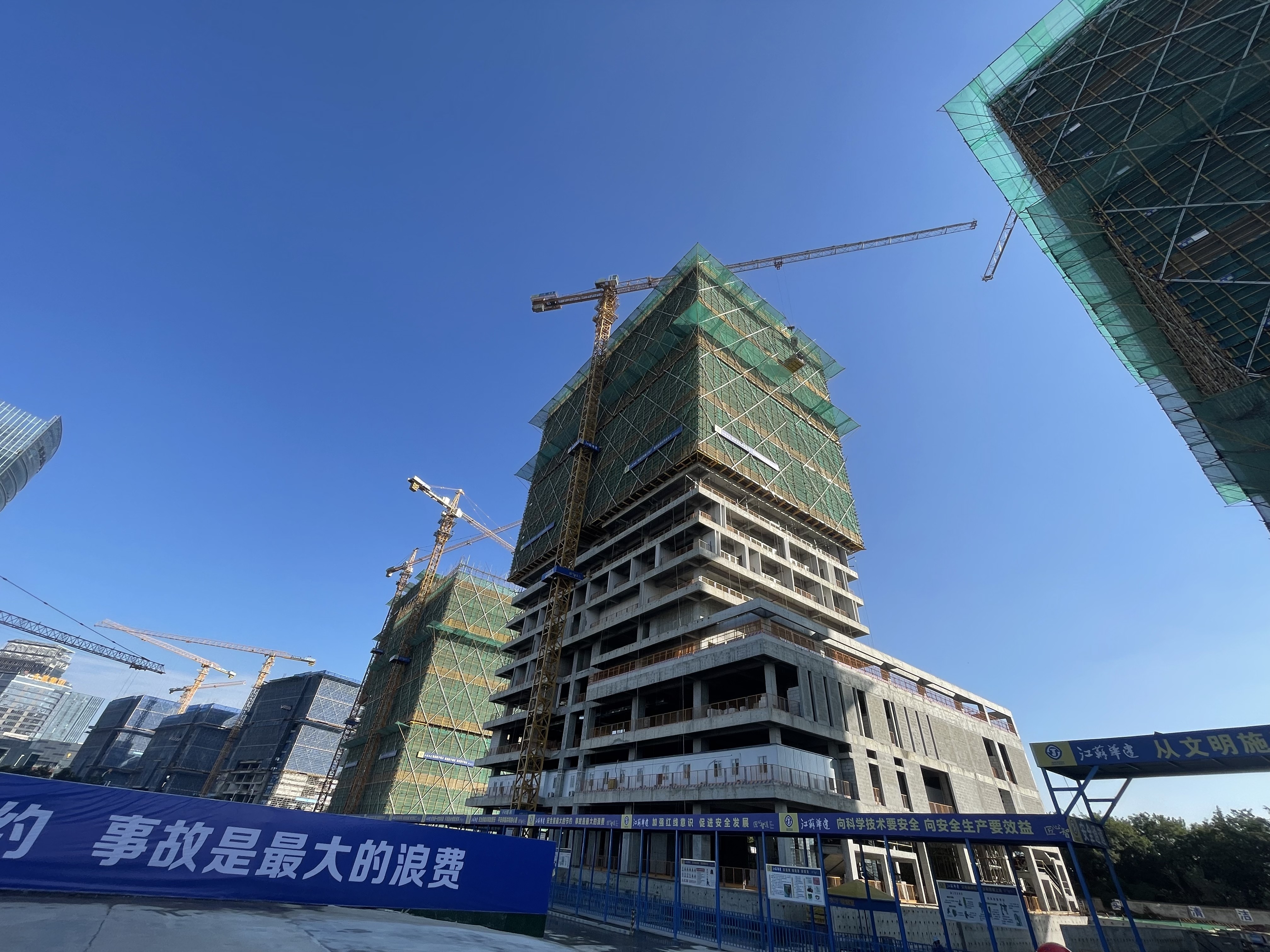 1634103154789554.jpg 徐州市市委書記一行調研考察我司淮海金融服務中心項目.jpg